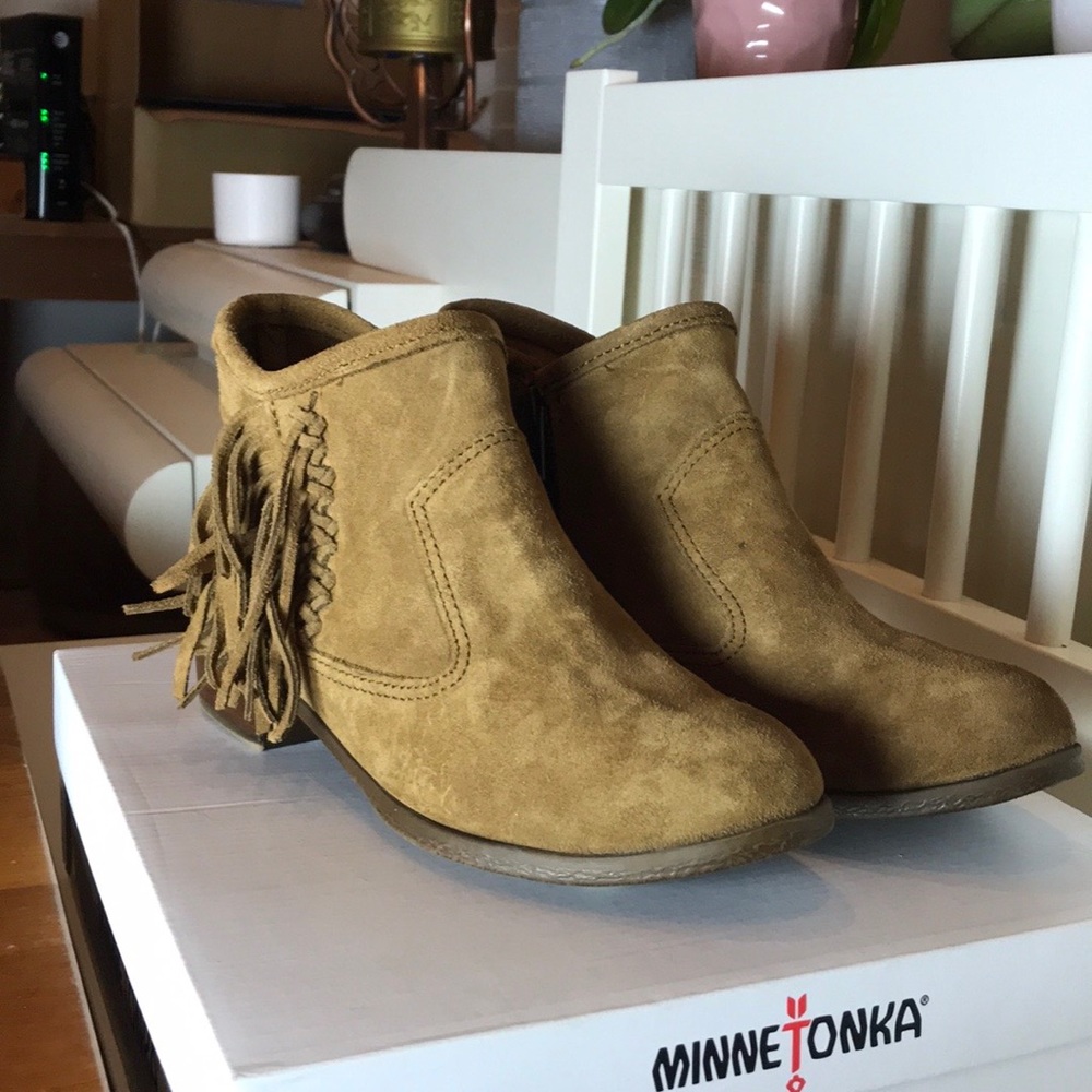 MINNETONKA ANKLE BOOTIES